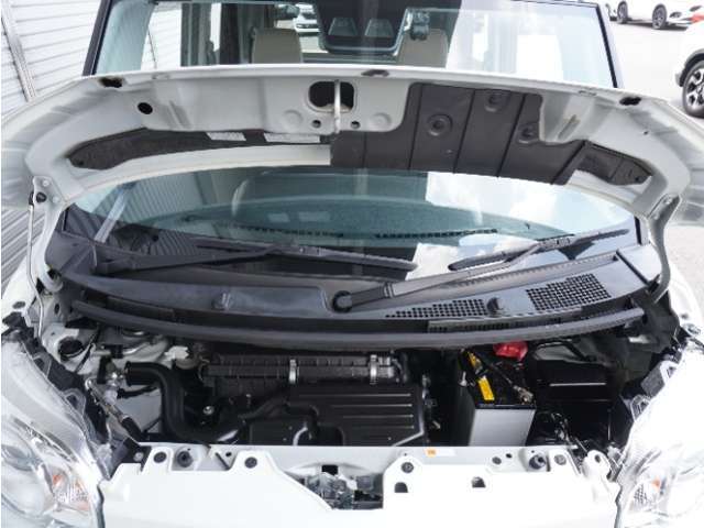 エンジンは車の心臓部分です。このエンジンルームが汚いとトラブルの基になります。当店は専用の液剤を使って徹底的に綺麗にします。