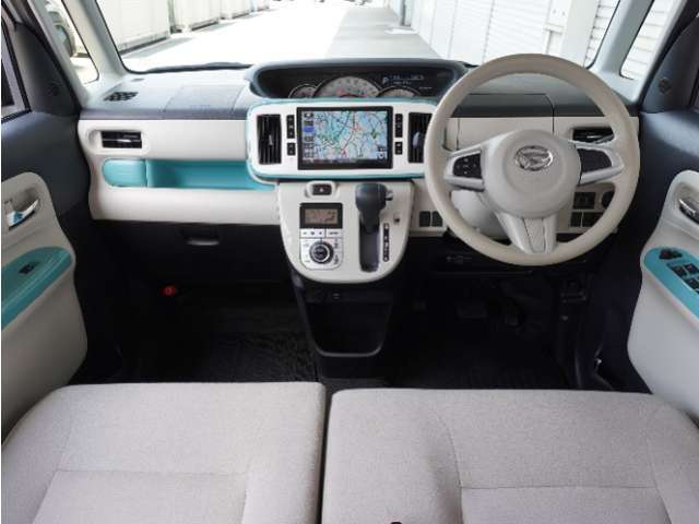 視界広々で非常に運転しやすくロングドライブでも疲れを感じさせないすっきりとまとまったインパネ周りです。