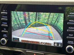 【バックカメラ】駐車時に後方がリアルタイム映像で確認できます。大型商業施設や立体駐車場での駐車時や、夜間のバック時に大活躍！運転スキルに関わらず、今や必須となった装備のひとつです！