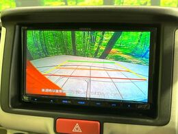 【バックカメラ】駐車時に後方がリアルタイム映像で確認できます。大型商業施設や立体駐車場での駐車時や、夜間のバック時に大活躍！運転スキルに関わらず、今や必須となった装備のひとつです！