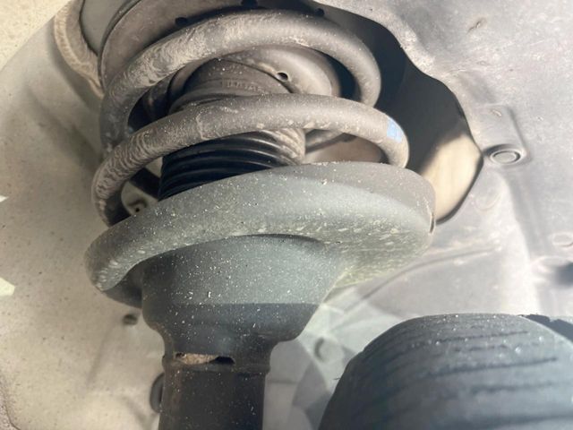 お車を安心してお乗りいただく為には、足回りの定期点検が欠かせません。サービスサポート（有償保証）では無料点検もご提供しており、安心のカーライフをお過ごしいただけるサポート体制が整っています。