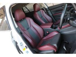 STi専用シートはボルドーカラーが室内をスポーティに演出