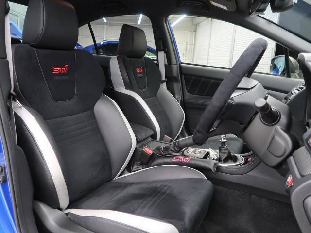 【RECARO製シート】人間工学に基づいた面圧分布によって腰への負担や長時間運転時の疲労発生を軽減☆一目でレカロとわかるスポーティなルックスが特徴です。