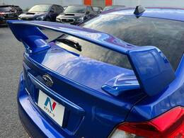 【大型リヤスポイラー】スポーツカーらしさがグッと引き立つ大型リヤスポイラーを装着♪高速走行時のスタビリティ（走行安定性）向上に役立ちます。