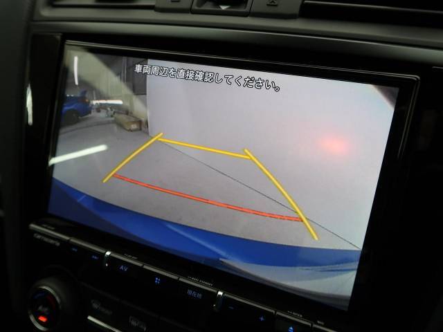 【バックカメラ】駐車時に後方がリアルタイム映像で確認できます。大型商業施設や立体駐車場での駐車時や、夜間のバック時に大活躍！運転スキルに関わらず、今や必須となった装備のひとつです！