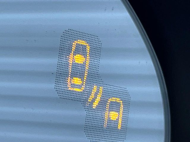 【ブラインドスポットモニタリング】走行中、ドアミラーの死角になりやすい箇所に後続車が接近するとサイドミラー付近に警告を表示、ドライバーに注意喚起をしてくれます。
