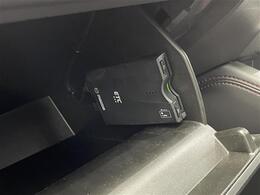 【ETC】有料道路を利用する際に料金所で停止することなく通過できる、ETC車載器（ノンストップ自動料金収受システム機器）が装備されています。セットアップを行うことで利用可能になります。