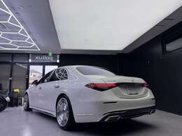 メーターパネルとタッチスクリーンの2つの液晶パネルを主役にしたインテリアもシンプルかつ上品にまとまっており、エクステリアの世界観とシームレスにつながっている。