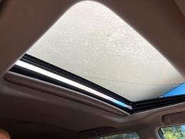 【サンルーフ】開放感たっぷりの希少装備、サンルーフが装着されています！車内に明かりを取り入れたり景色を楽しむ以外にも、車内の空気も簡単に換気できて快適です！