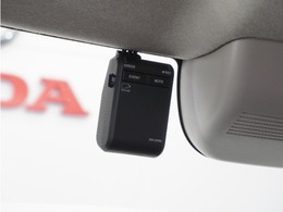 ◆ドライブレコーダー◆映像・音声などを記録する自動車用の装置です。　もしもの事故の際の記録はもちろん、旅行の際の思い出としてドライブの映像を楽しむことができます。