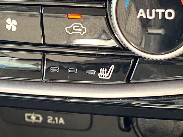 【前席シートヒーター】寒い日に重宝するシートヒーター！エアコンより早く温まってくれるので寒がりの人も安心ですね♪エアコンの温風は乾燥するから苦手、という方にもをおすすめです。