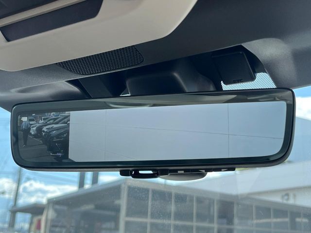 【スマートリヤビューミラー】後席の大きな荷物や同乗者で後方が確認しづらい時でも安心！カメラが撮影した車両後方の映像をルームミラー内に表示。クリアな視界で状況の確認が可能です！