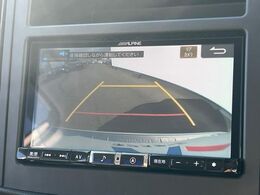 【バックカメラ】駐車時に後方がリアルタイム映像で確認できます。大型商業施設や立体駐車場での駐車時や、夜間のバック時に大活躍！運転スキルに関わらず、今や必須となった装備のひとつです！