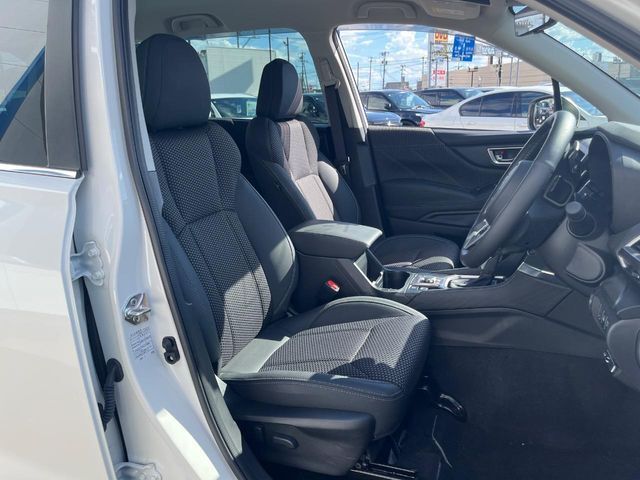 運転席まわりには十分なスペースがあり、大柄な方でもゆったり運転していただける環境です。