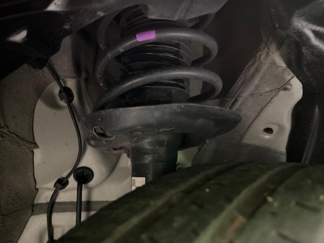 お車を安心してお乗りいただく為には、足回りの定期点検が欠かせません。サービスサポート（有償保証）では無料点検もご提供しており、安心のカーライフをお過ごしいただけるサポート体制が整っています。