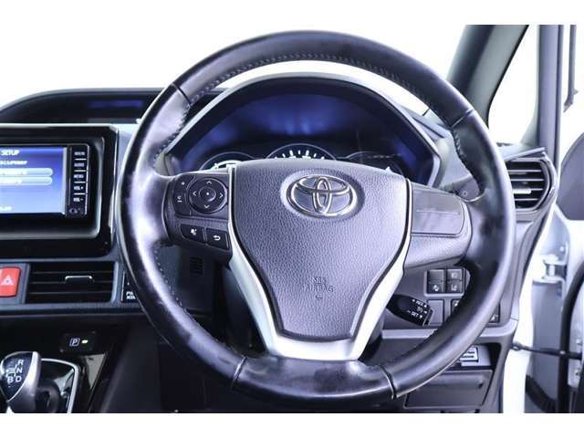 ハンドルは軽やかに回り、気持ちよく運転ができます