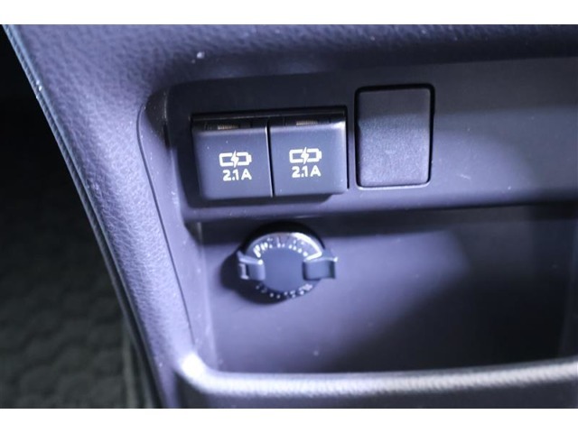 アクセサリーソケットや、携帯の充電などに便利なUSBポートを装備！車内にあると便利なアイテムのひとつですね