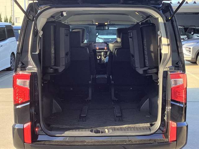 サードシートを跳ね上げればキャンプ・旅行・ゴルフなどアウトドアにも対応できる大きなトランクルーム◆◇荷物の積み降ろしもラクラク★ご家族でレジャーをお楽しみ下さい♪