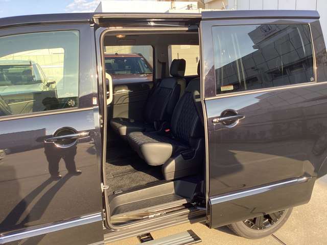 高いルーフで開放感タップリ！後席もスライド＆リクライニングできます！