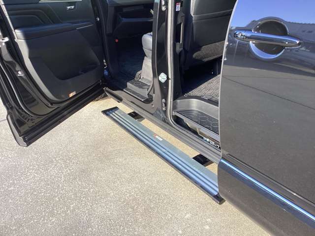 左側には電動ロングステップを装備。家族みんなが乗り降りラクラク！助手席ドア・スライドドアの開閉に連動。しかもロングステップはボディ下にスッキリ格納されます。