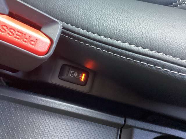 心も体も温めてくれるシートヒーター完備してます◆Hi/Lo切替え式スイッチでお好みの温度に切り替え。寒い冬には温まります！。