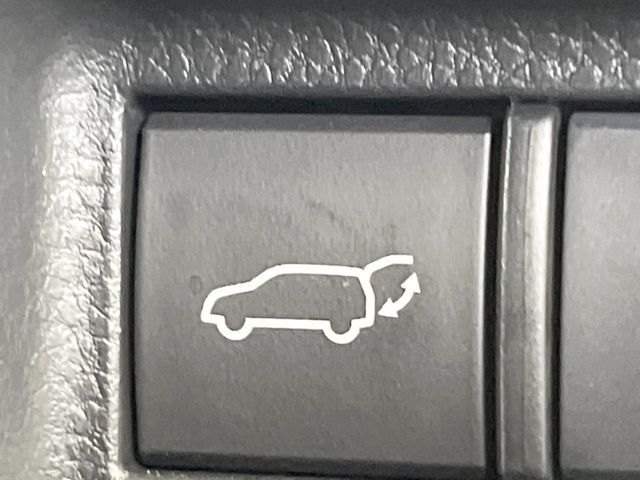 【パワーバックドア】スマートキーや運転席のボタンを押すだけでリアゲートが自動で開閉します！荷物を持っている時や、高い位置にあるバックドアを閉める際に便利な機能です♪