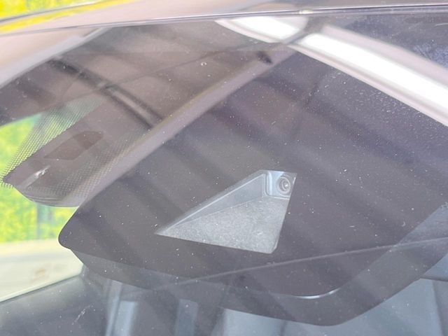 【トヨタセーフティセンス】走行中に前方の車両等を認識し、衝突しそうな時は警報とブレーキで衝突回避と被害軽減をアシスト。より安全にドライブをお楽しみいただけます。