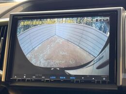 【バックカメラ】駐車時に後方がリアルタイム映像で確認できます。大型商業施設や立体駐車場での駐車時や、夜間のバック時に大活躍！運転スキルに関わらず、今や必須となった装備のひとつです！