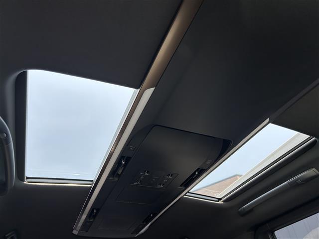 【サンルーフ】解放感溢れるサンルーフ。車内には爽やかな風や太陽の穏やかな光が差し込みます。