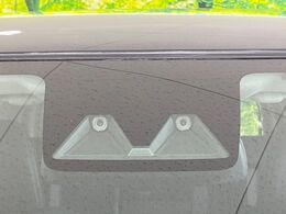 【スマートアシスト】走行中に前方の車両等を認識し、衝突しそうな時は警報とブレーキで衝突回避と被害軽減をアシスト。より安全にドライブをお楽しみいただけます。