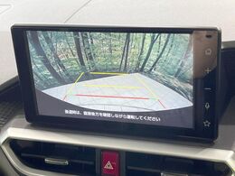 【バックカメラ】駐車時に後方がリアルタイム映像で確認できます。大型商業施設や立体駐車場での駐車時や、夜間のバック時に大活躍！運転スキルに関わらず、今や必須となった装備のひとつです！