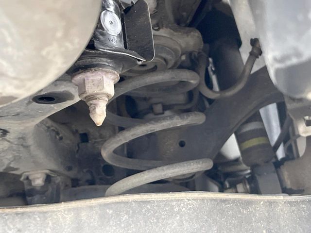お車を安心してお乗りいただく為には、足回りの定期点検が欠かせません。サービスサポート（有償保証）では無料点検もご提供しており、安心のカーライフをお過ごしいただけるサポート体制が整っています。