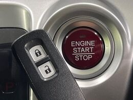 【Hondaスマートキー】カバンやポケットに入れたままでもドアの施錠・解錠が可能なスマートキーを装備。エンジンのオン・オフ時もカギを取り出す必要が無いからとっても便利です♪
