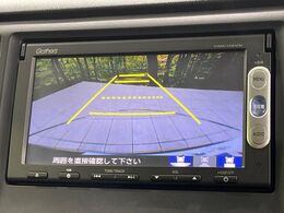 【バックカメラ】駐車時に後方がリアルタイム映像で確認できます。大型商業施設や立体駐車場での駐車時や、夜間のバック時に大活躍！運転スキルに関わらず、今や必須となった装備のひとつです！
