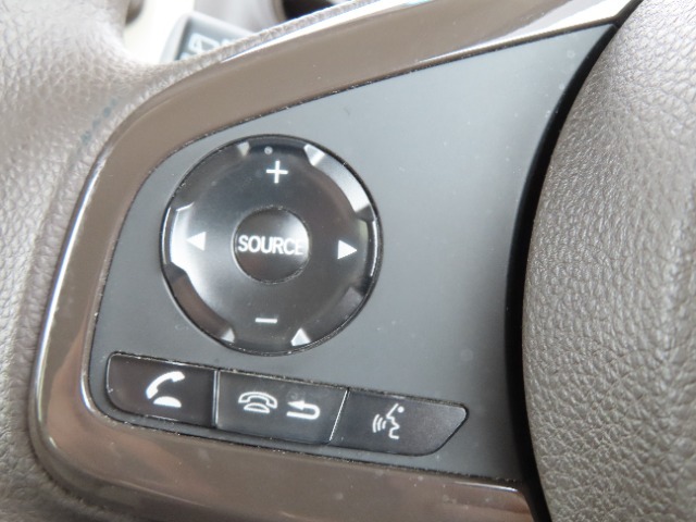 ステアリングリモコンは運転中でも簡単に音量調整やチャンネル変更も出来ちゃいます！わき見運転防止にもつながるので安心ですね！