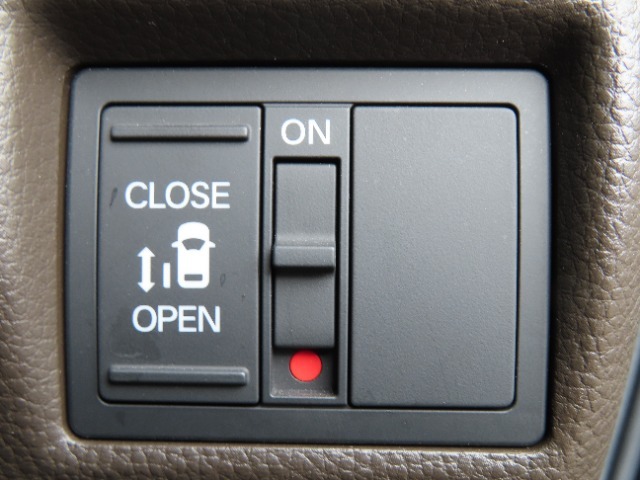 片側パワースライドドアとなりますので運転席からでもスイッチ一つでドアの開け閉めも可能です！