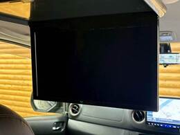 お子様に大人気の【10型フリップダウンモニター】が装備されており、快適なドライブをお楽しみ頂けます！