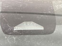 【トヨタセーフティセンス】走行中に前方の車両等を認識し、衝突しそうな時は警報とブレーキで衝突回避と被害軽減をアシスト。より安全にドライブをお楽しみいただけます。