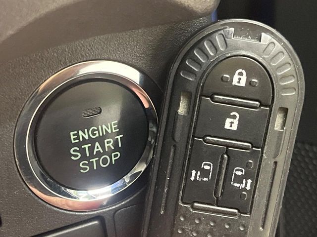 【キーフリーシステム】カバンやポケットに入れたままでもドアの施錠・解錠が可能なスマートキーを装備。エンジンのオン・オフ時もカギを取り出す必要が無いからとっても便利です♪