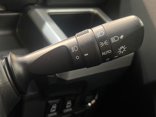 【オートライト】周りの明るさに応じて自動でヘッドライトの点灯・消灯ができる機能です！ライトの付け忘れ・消し忘れなどが無くなり、雨の日や夕方の走行も安心！トンネル通過時も便利ですね♪