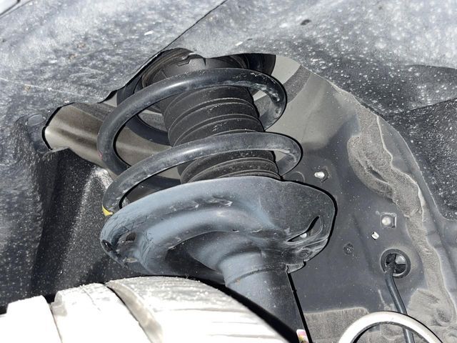お車を安心してお乗りいただく為には、足回りの定期点検が欠かせません。サービスサポート（有償保証）では無料点検もご提供しており、安心のカーライフをお過ごしいただけるサポート体制が整っています。