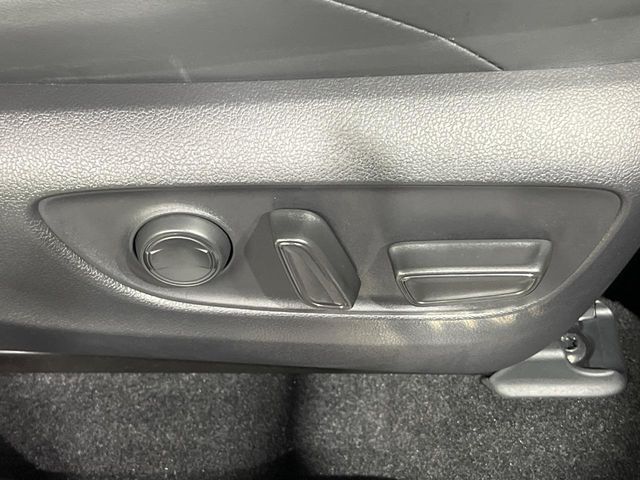 【パワーシート】スイッチ一つで簡単にシートの微調整が可能！電動だから力もいりません！快適なシートポジションにセットして、快適なドライブをお楽しみください。