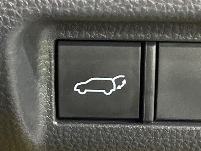 【パワーバックドア】スマートキーや運転席のボタンを押すだけでリアゲートが自動で開閉します！荷物を持っている時や、高い位置にあるバックドアを閉める際に便利な機能です♪