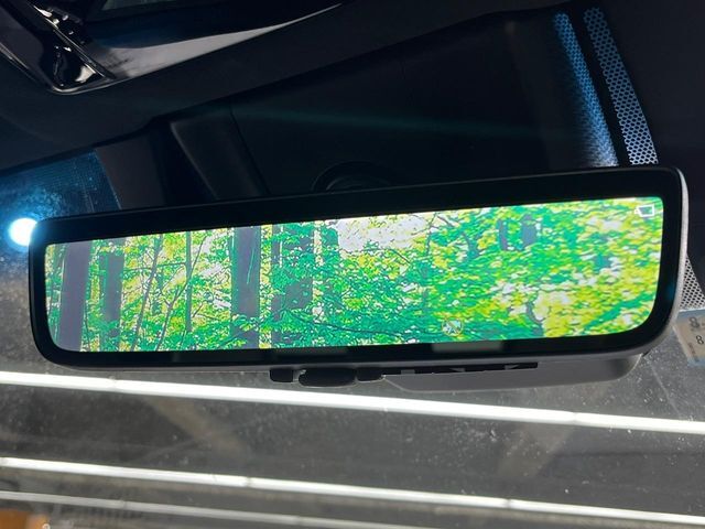 【デジタルインナーミラー】後席の大きな荷物や同乗者で後方が確認しづらい時でも安心！カメラが撮影した車両後方の映像をルームミラー内に表示。クリアな視界で状況の確認が可能です！