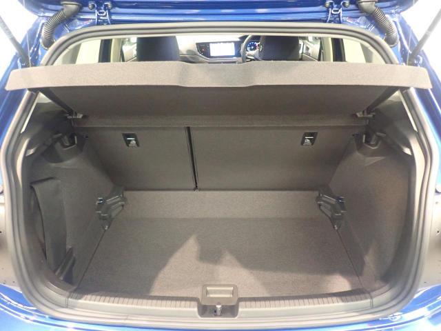荷室は荷物を隠せるトノカバー付！充分な荷室の広さです！