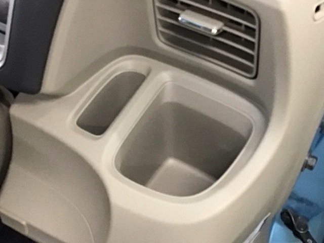 【ドリンクホルダー】ハンドルの右側にはドリンクホルダーが付いています。ちょうど手の届く所にありますので、とっても便利です♪