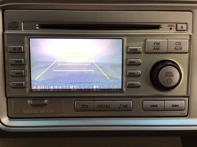 【バックカメラ】運転が苦手な方も車庫入れラクラクです！ギアをリバースに入れれば自動的に切り換わりますので、面倒な操作は不要です♪狭い駐車場もお車を傷つけず安心ですね！