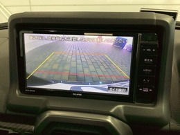 リバースギアに入れるだけで後方の表示へ切り替わります。夜間や雨の日の駐車も楽になりますよ。