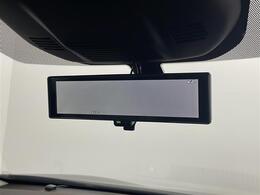 【インテリジェントルームミラー】リアカメラの画像を液晶モニター（ルームミラー）に写して、後部座席の人で視界が遮られたり、夜間や悪天候の時なども、クリアな後方視界を確保するため安心です。