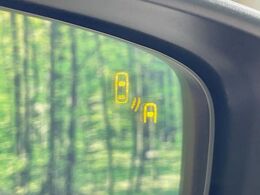 【ブラインドスポットモニタリング】走行中、ドアミラーの死角になりやすい箇所に後続車が接近するとサイドミラー付近に警告を表示、ドライバーに注意喚起をしてくれます。